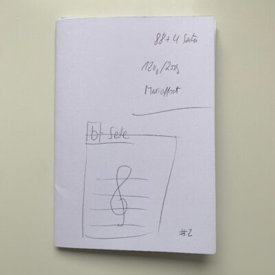Das ist ein Foto eines b-seite-Probeexemplars, ein weißes Heft auf das mit der Hand "b-seite 2" geschrieben wurde