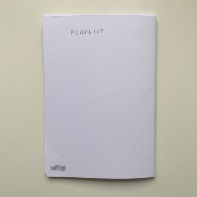 Hier ist die Rückseite des leeren Heftes. Darauf steht "Playlist" geschrieben.